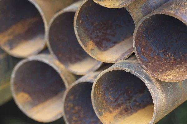 Yuvarlak metal ürünlerin depodaki paketleri bölümünde metal profil boru