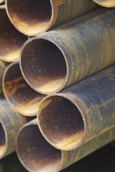 Yuvarlak metal ürünlerin depodaki paketleri bölümünde metal profil boru