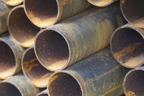 Yuvarlak metal ürünlerin depodaki paketleri bölümünde metal profil boru