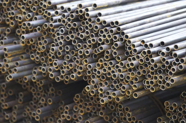 Yuvarlak metal ürünlerin depodaki paketleri bölümünde metal profil boru