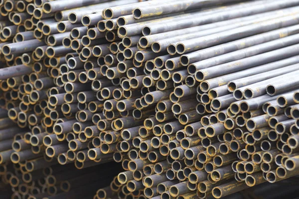 Yuvarlak metal ürünlerin depodaki paketleri bölümünde metal profil boru