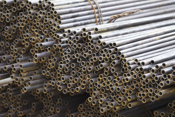 Yuvarlak metal ürünlerin depodaki paketleri bölümünde metal profil boru