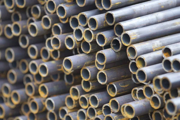 Yuvarlak metal ürünlerin depodaki paketleri bölümünde metal profil boru