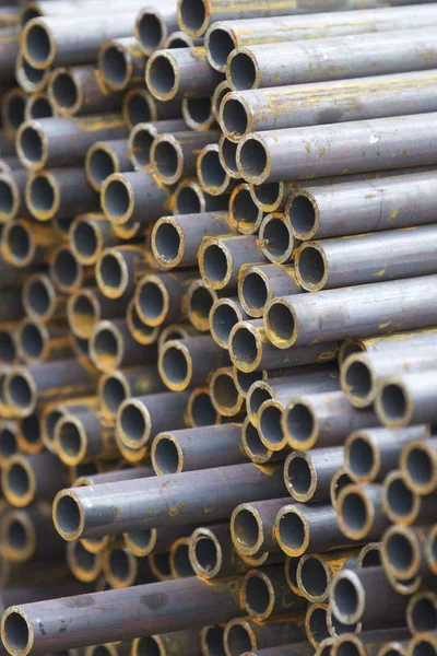 Yuvarlak metal ürünlerin depodaki paketleri bölümünde metal profil boru