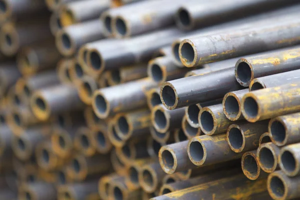 Yuvarlak metal ürünlerin depodaki paketleri bölümünde metal profil boru