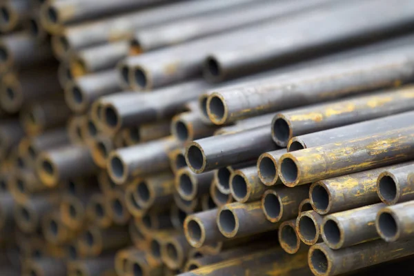 Yuvarlak metal ürünlerin depodaki paketleri bölümünde metal profil boru