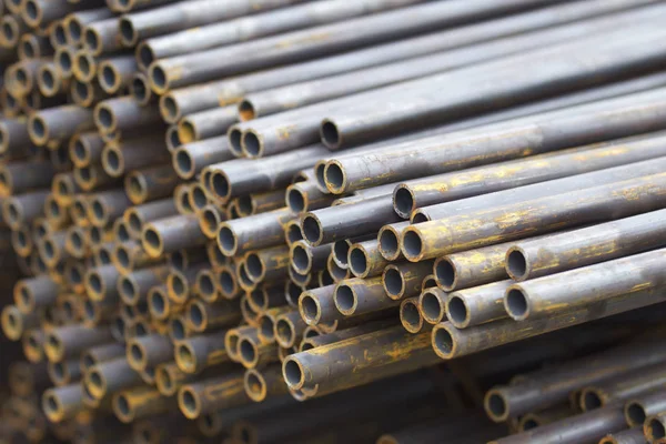 Yuvarlak metal ürünlerin depodaki paketleri bölümünde metal profil boru