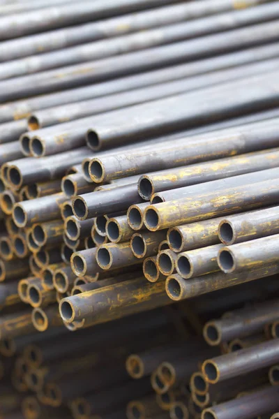 Yuvarlak metal ürünlerin depodaki paketleri bölümünde metal profil boru