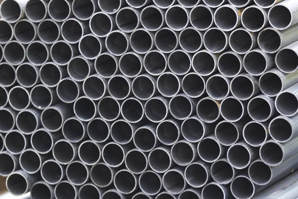 Tubo profilato metallico di sezione rotonda in pacchi presso il magazzino di prodotti metallici — Foto Stock