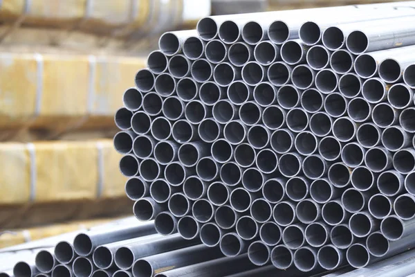 Yuvarlak metal ürünlerin depodaki paketleri bölümünde metal profil boru