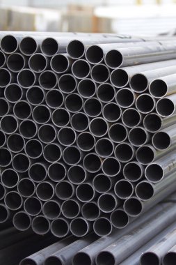 Yuvarlak metal ürünlerin depodaki paketleri bölümünde metal profil boru