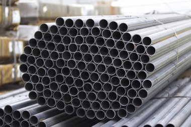 Yuvarlak metal ürünlerin depodaki paketleri bölümünde metal profil boru
