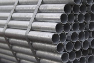 Metal profil boru yuvarlak bölümünde: paketleri depodaki metal ürünler, Rusya Federasyonu