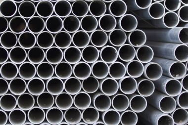 Yuvarlak metal ürünlerin depodaki paketleri bölümünde metal profil boru