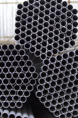 Yuvarlak metal ürünlerin depodaki paketleri bölümünde metal profil boru