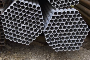 Yuvarlak metal ürünlerin depodaki paketleri bölümünde metal profil boru