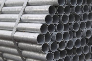 Yuvarlak metal ürünlerin depodaki paketleri bölümünde metal profil boru