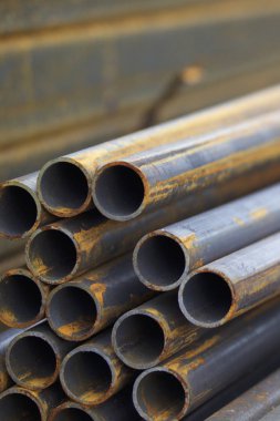 Yuvarlak metal ürünlerin depodaki paketleri bölümünde metal profil boru