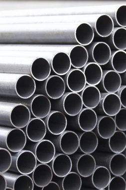 Yuvarlak metal ürünlerin depodaki paketleri bölümünde metal profil boru