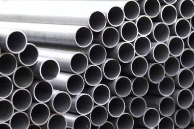 Yuvarlak metal ürünlerin depodaki paketleri bölümünde metal profil boru