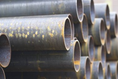 Yuvarlak metal ürünlerin depodaki paketleri bölümünde metal profil boru
