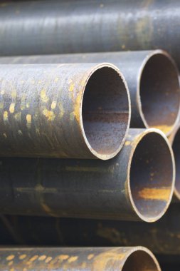 Yuvarlak metal ürünlerin depodaki paketleri bölümünde metal profil boru