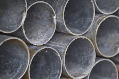 Yuvarlak metal ürünlerin depodaki paketleri bölümünde metal profil boru