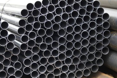 Yuvarlak metal ürünlerin depodaki paketleri bölümünde metal profil boru