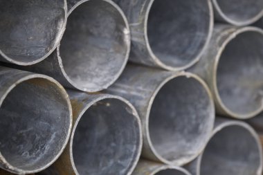 Yuvarlak metal ürünlerin depodaki paketleri bölümünde metal profil boru