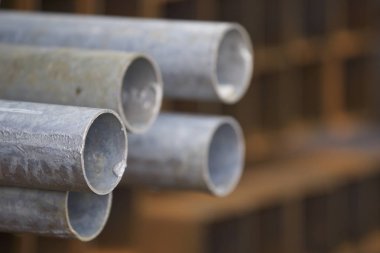 Yuvarlak metal ürünlerin depodaki paketleri bölümünde metal profil boru