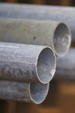 Yuvarlak metal ürünlerin depodaki paketleri bölümünde metal profil boru