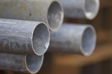 Yuvarlak metal ürünlerin depodaki paketleri bölümünde metal profil boru