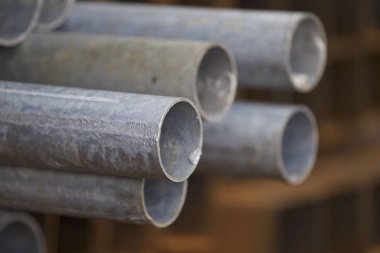 Yuvarlak metal ürünlerin depodaki paketleri bölümünde metal profil boru