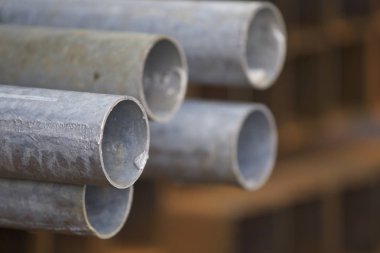 Yuvarlak metal ürünlerin depodaki paketleri bölümünde metal profil boru