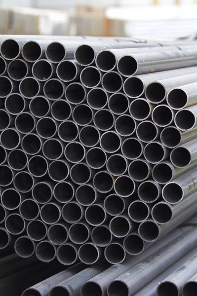 Metall profil pipe i runda avsnitt i förpackningar på lagret av metallprodukter — Stockfoto