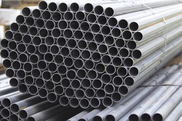 Metal profil boru yuvarlak bölümünde: paketleri depodaki metal ürünler, Rusya Federasyonu