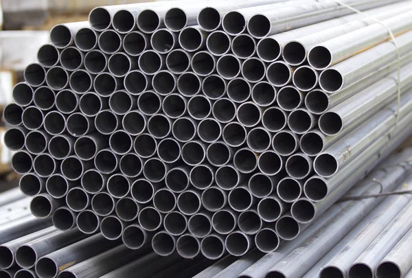 Yuvarlak metal ürünlerin depodaki paketleri bölümünde metal profil boru