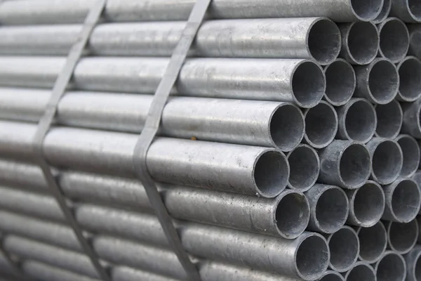 Metal profil boru yuvarlak bölümünde: paketleri depodaki metal ürünler, Rusya Federasyonu