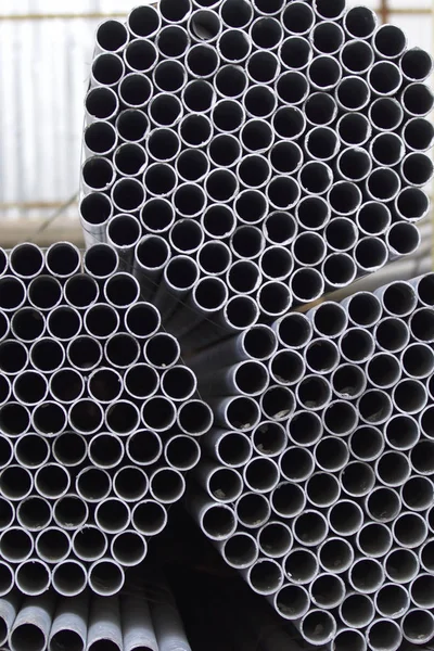 Yuvarlak metal ürünlerin depodaki paketleri bölümünde metal profil boru