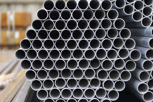 Yuvarlak metal ürünlerin depodaki paketleri bölümünde metal profil boru