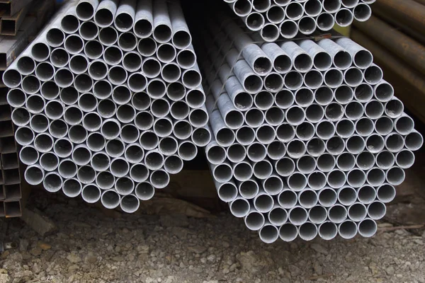 Yuvarlak metal ürünlerin depodaki paketleri bölümünde metal profil boru