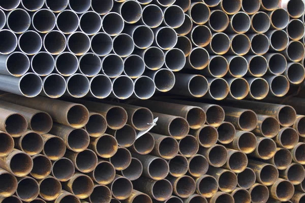 Yuvarlak metal ürünlerin depodaki paketleri bölümünde metal profil boru