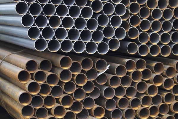 Yuvarlak metal ürünlerin depodaki paketleri bölümünde metal profil boru