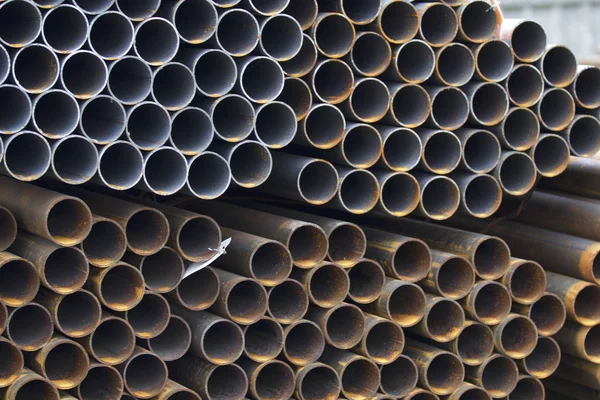 Yuvarlak metal ürünlerin depodaki paketleri bölümünde metal profil boru