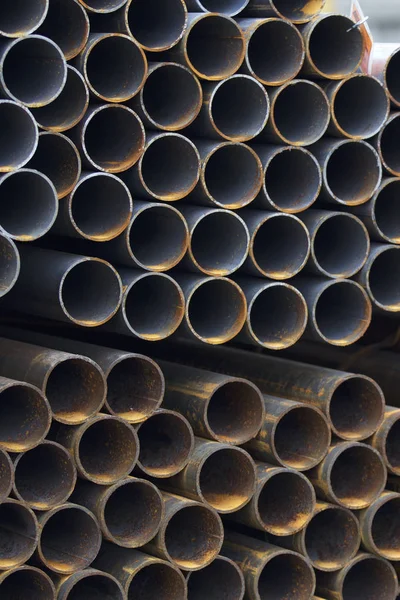 Yuvarlak metal ürünlerin depodaki paketleri bölümünde metal profil boru