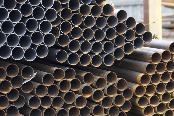 Yuvarlak metal ürünlerin depodaki paketleri bölümünde metal profil boru