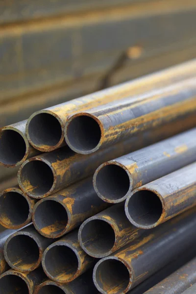 Yuvarlak metal ürünlerin depodaki paketleri bölümünde metal profil boru