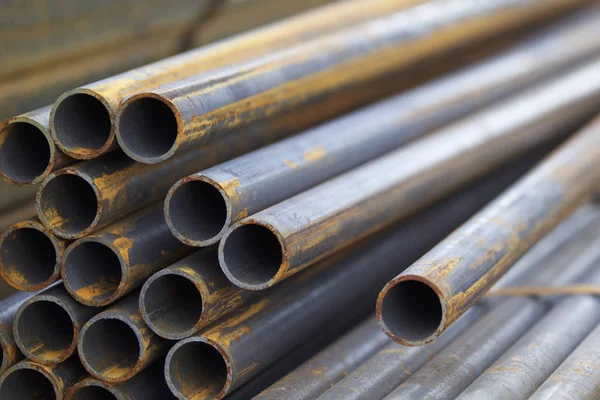 Yuvarlak metal ürünlerin depodaki paketleri bölümünde metal profil boru