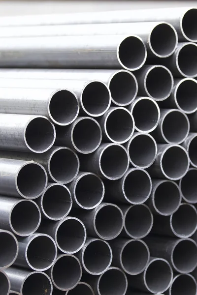 Yuvarlak metal ürünlerin depodaki paketleri bölümünde metal profil boru