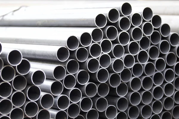 Metal profil boru yuvarlak bölümünde: paketleri depodaki metal ürünler, Rusya Federasyonu